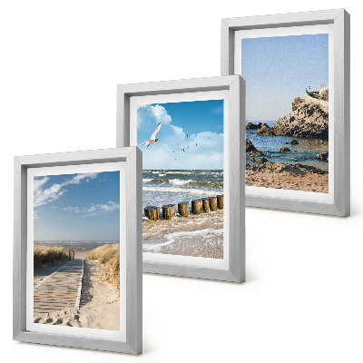 Trittico incorniciato Spiaggia con passerella in legno, mare e scogliere a picco sul mare.