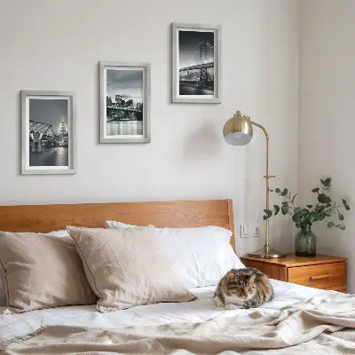 Composizione di 3 quadri con ponti e architettura urbana in diverse tonalità di grigio