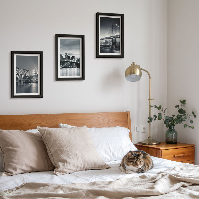 Composizione di 3 quadri Ponti e architettura urbana in diverse tonalità di grigio.