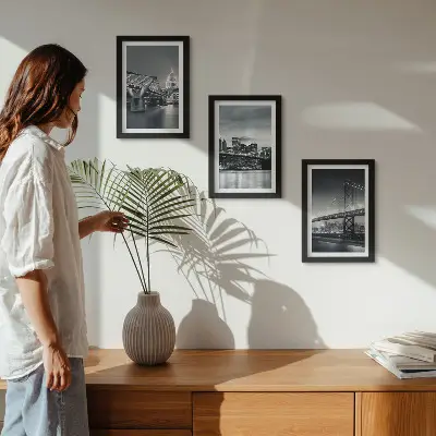Composizione di 3 quadri con ponti e architettura urbana in diverse tonalità di grigio