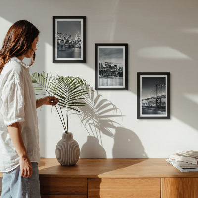 Composizione di 3 quadri Ponti e architettura urbana in diverse tonalità di grigio.