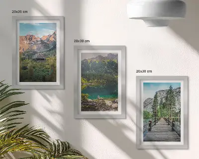 Composizione di 3 quadri paesaggi montani con lago e pontile in legno
