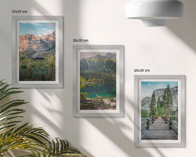 Composizione di 3 quadri Paesaggi montani con un lago e un pontile di legno.