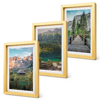 Composizione di 3 quadri Paesaggi montani con un lago e un pontile di legno.