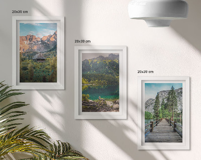 Composizione di 3 quadri Paesaggi montani con un lago e un pontile di legno.