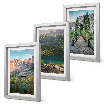 Composizione di 3 quadri Paesaggi montani con un lago e un pontile di legno.