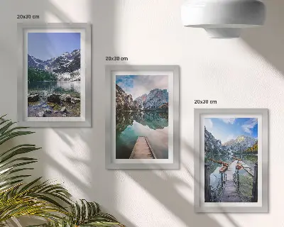 Trittico incorniciato con stampa di montagne, laghi e ponti di legno sull'acqua