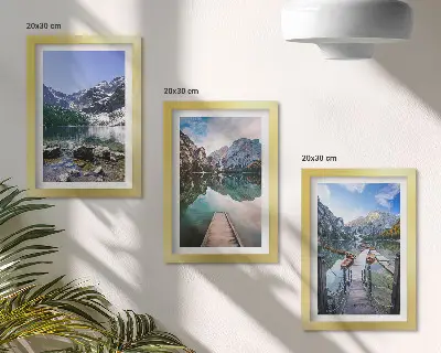 Trittico incorniciato con stampa di montagne, laghi e ponti di legno sull'acqua