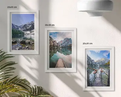 Trittico incorniciato con stampa di montagne, laghi e ponti di legno sull'acqua