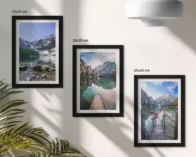 Trittico incorniciato con stampa di montagne, laghi e ponti di legno sull'acqua