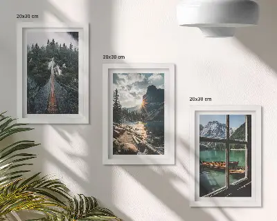 Composizione di 3 quadri con ponte sul lago nella foresta, barche e vista sulle montagne