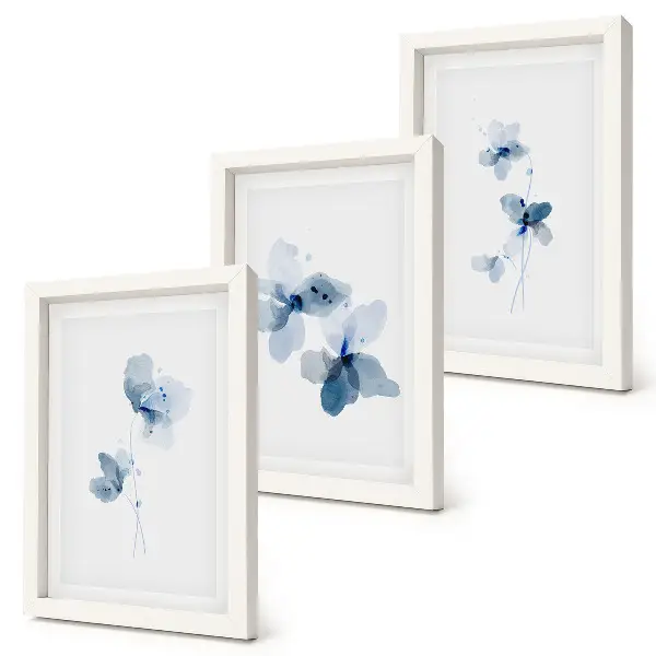 Trittico di quadri fiori con tonalità sui toni del blu su sfondo chiaro