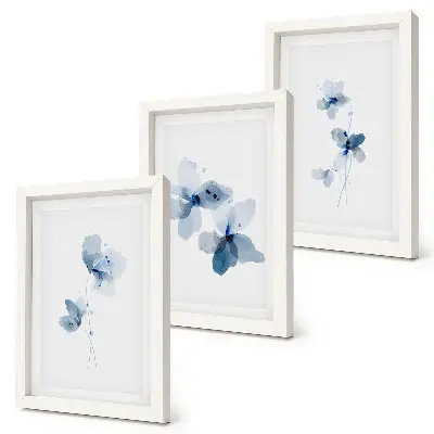 Trittico di quadri fiori con tonalità sui toni del blu su sfondo chiaro