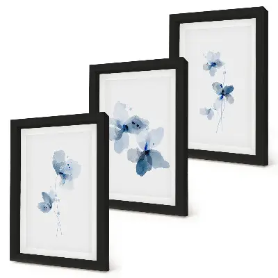 Trittico di quadri fiori con tonalità sui toni del blu su sfondo chiaro