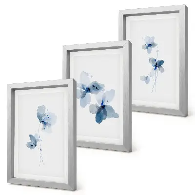 Trittico di quadri fiori con tonalità sui toni del blu su sfondo chiaro
