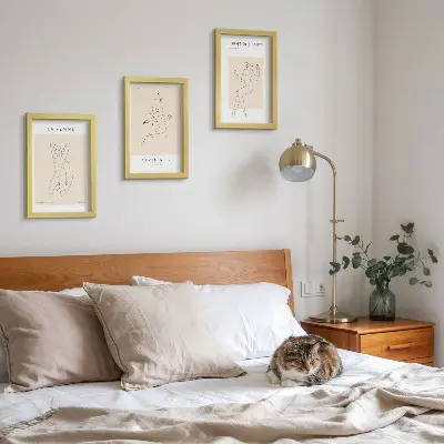 Composizione di 3 quadri con sagome lineari di donne in stile minimalista