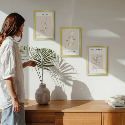 Composizione di 3 quadri con sagome lineari di donne in stile minimalista