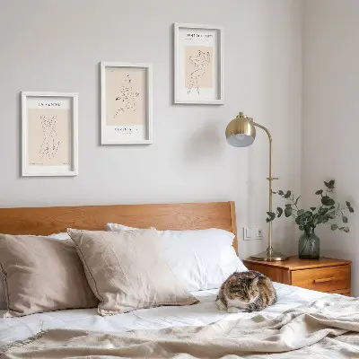 Composizione di 3 quadri con sagome lineari di donne in stile minimalista