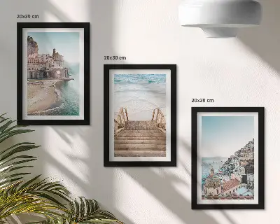 Trittico incorniciato con panorami estivi dai colori pastello, architettura marittima e spiaggia