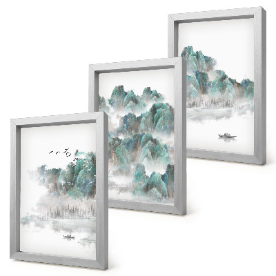 Composizione di 3 quadri Montagne tra le nuvole con uccelli e una barca sull'acqua japandi