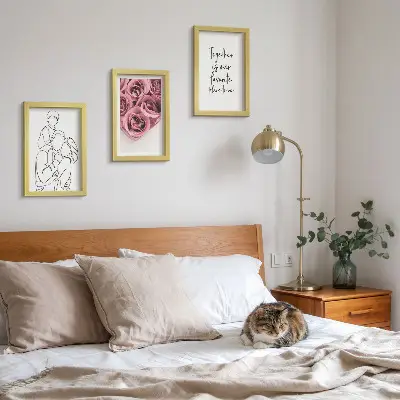 Trittico incorniciato con illustrazione line art di bouquet di rose e scritta casa