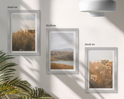 Trittico incorniciato Paesaggi con prati, montagne e un lago sullo sfondo.