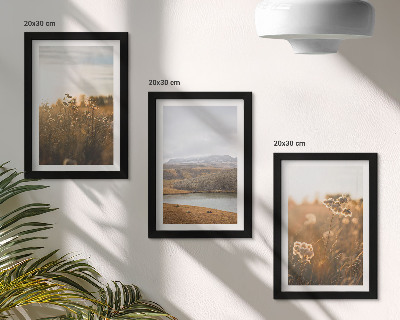 Trittico incorniciato Paesaggi con prati, montagne e un lago sullo sfondo.