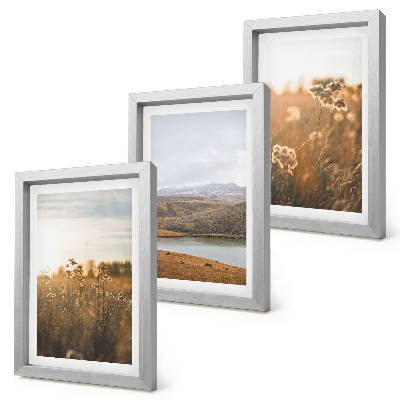 Trittico incorniciato Paesaggi con prati, montagne e un lago sullo sfondo.
