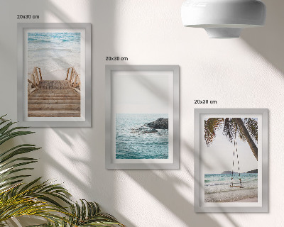 Trittico incorniciato Scale per la spiaggia, vista mare e altalena su una palma.
