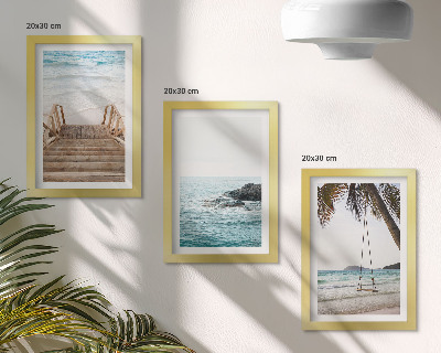 Trittico incorniciato Scale per la spiaggia, vista mare e altalena su una palma.