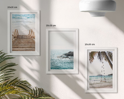 Trittico incorniciato Scale per la spiaggia, vista mare e altalena su una palma.