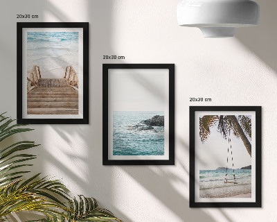 Trittico incorniciato Scale per la spiaggia, vista mare e altalena su una palma.