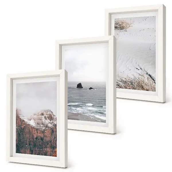 Trittico incorniciato con paesaggio di montagne, nuvole, mare e sabbia in tonalità naturali