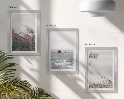 Trittico incorniciato con paesaggio di montagne, nuvole, mare e sabbia in tonalità naturali