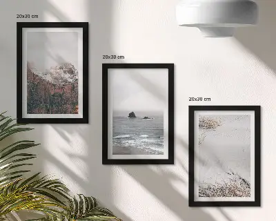 Trittico incorniciato con paesaggio di montagne, nuvole, mare e sabbia in tonalità naturali