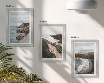 Composizione di 3 quadri con panorami marini di scogliere e paesaggi costieri