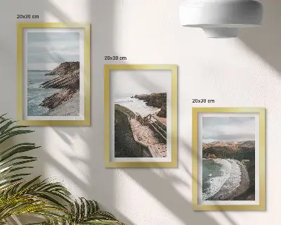 Composizione di 3 quadri con panorami marini di scogliere e paesaggi costieri