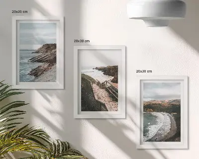 Composizione di 3 quadri con panorami marini di scogliere e paesaggi costieri
