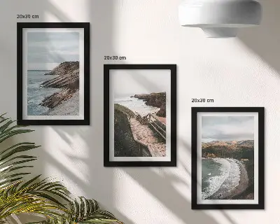 Composizione di 3 quadri con panorami marini di scogliere e paesaggi costieri