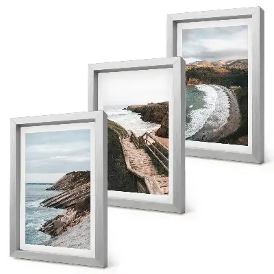 Composizione di 3 quadri con panorami marini di scogliere e paesaggi costieri