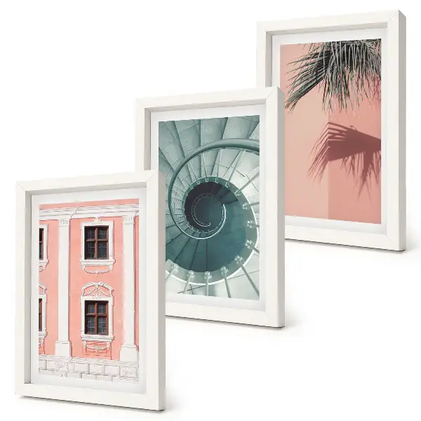 Trittico incorniciato con architetture dai toni pastello e motivi a spirale