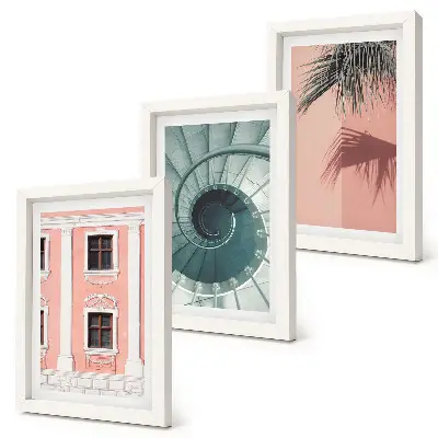 Trittico incorniciato con architetture dai toni pastello e motivi a spirale