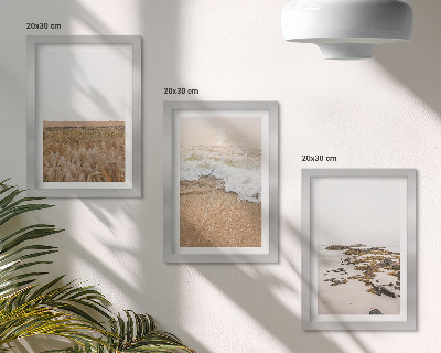 Trittico incorniciato Spiaggia con onde e ciottoli in estate