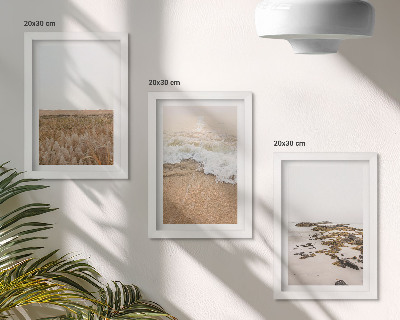 Trittico incorniciato Spiaggia con onde e ciottoli in estate