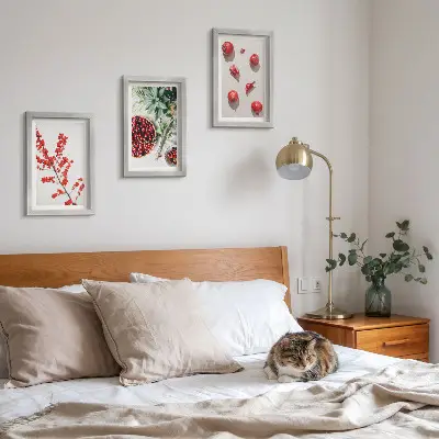 Composizione di 3 quadri con frutti rossi e piante in stile minimalista