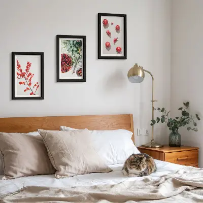 Composizione di 3 quadri con frutti rossi e piante in stile minimalista