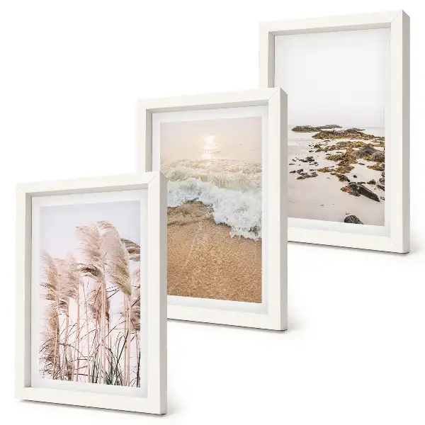 Trittico incorniciato con onde d'erba sulla spiaggia e pietre in riva al mare in stile boho