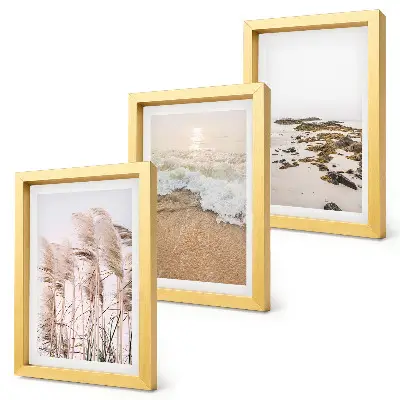 Trittico incorniciato con onde d'erba sulla spiaggia e pietre in riva al mare in stile boho