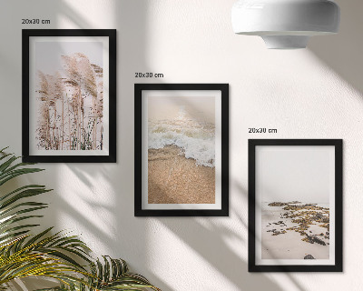 Trittico incorniciato Onde d'erba sulla spiaggia e pietre in riva al mare, stile boho