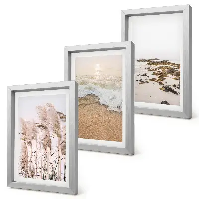 Trittico incorniciato con onde d'erba sulla spiaggia e pietre in riva al mare in stile boho